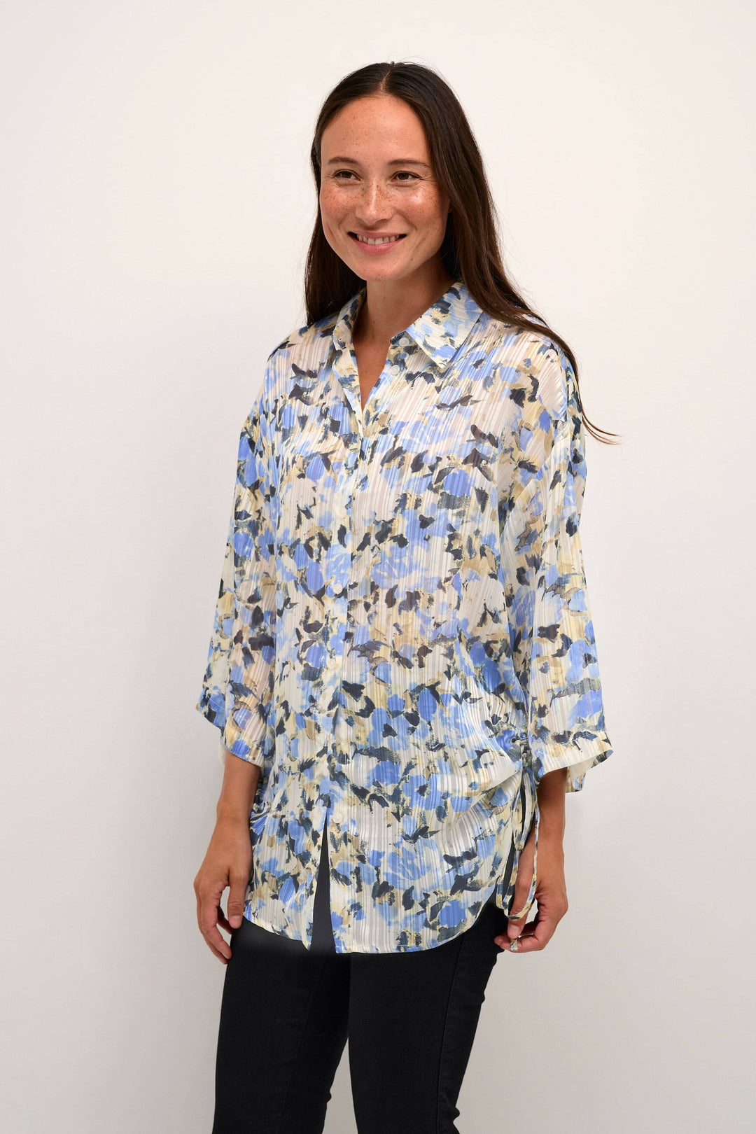 Chemise Eva à imprimé floral avec manches 3/4, coupe surdimensionnée, parfaite pour le confort et le style.
