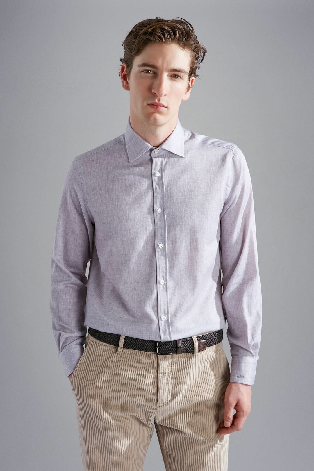 Chemise habillée beige-gris avec col classique, manches longues et tissu extensible, pour un look professionnel.
