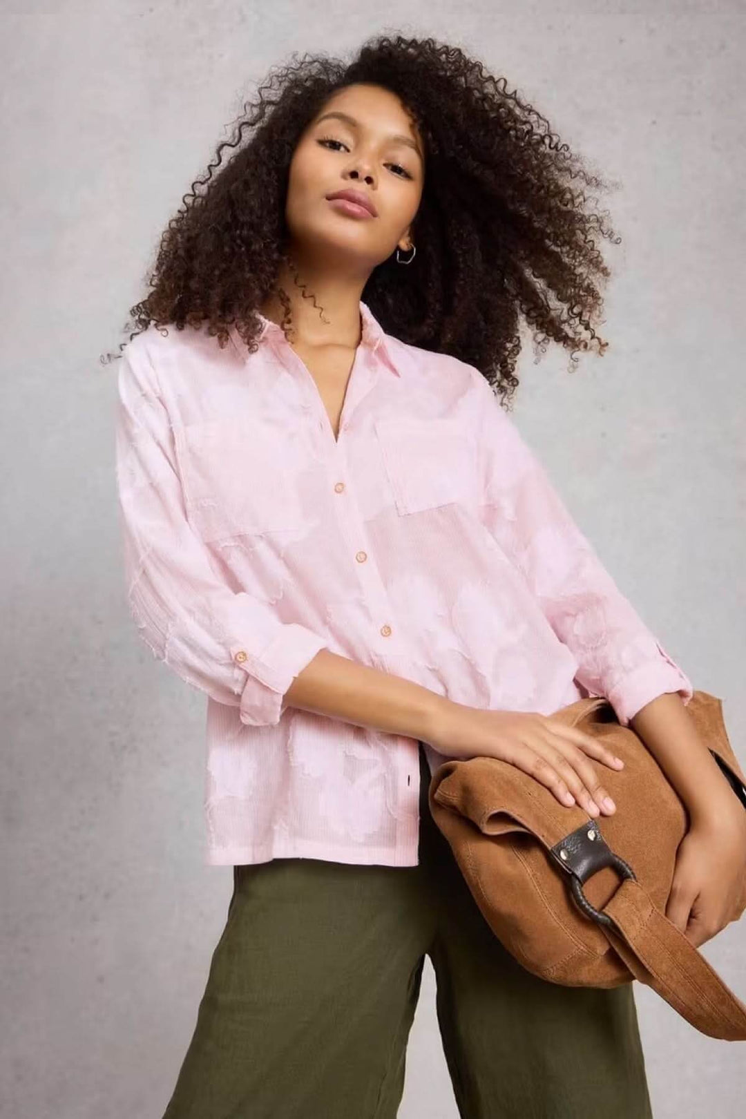 Chemise Sophie Jaquard imprimée avec motif subtil, manches longues et col classique, associée à un look moderne et décontracté.