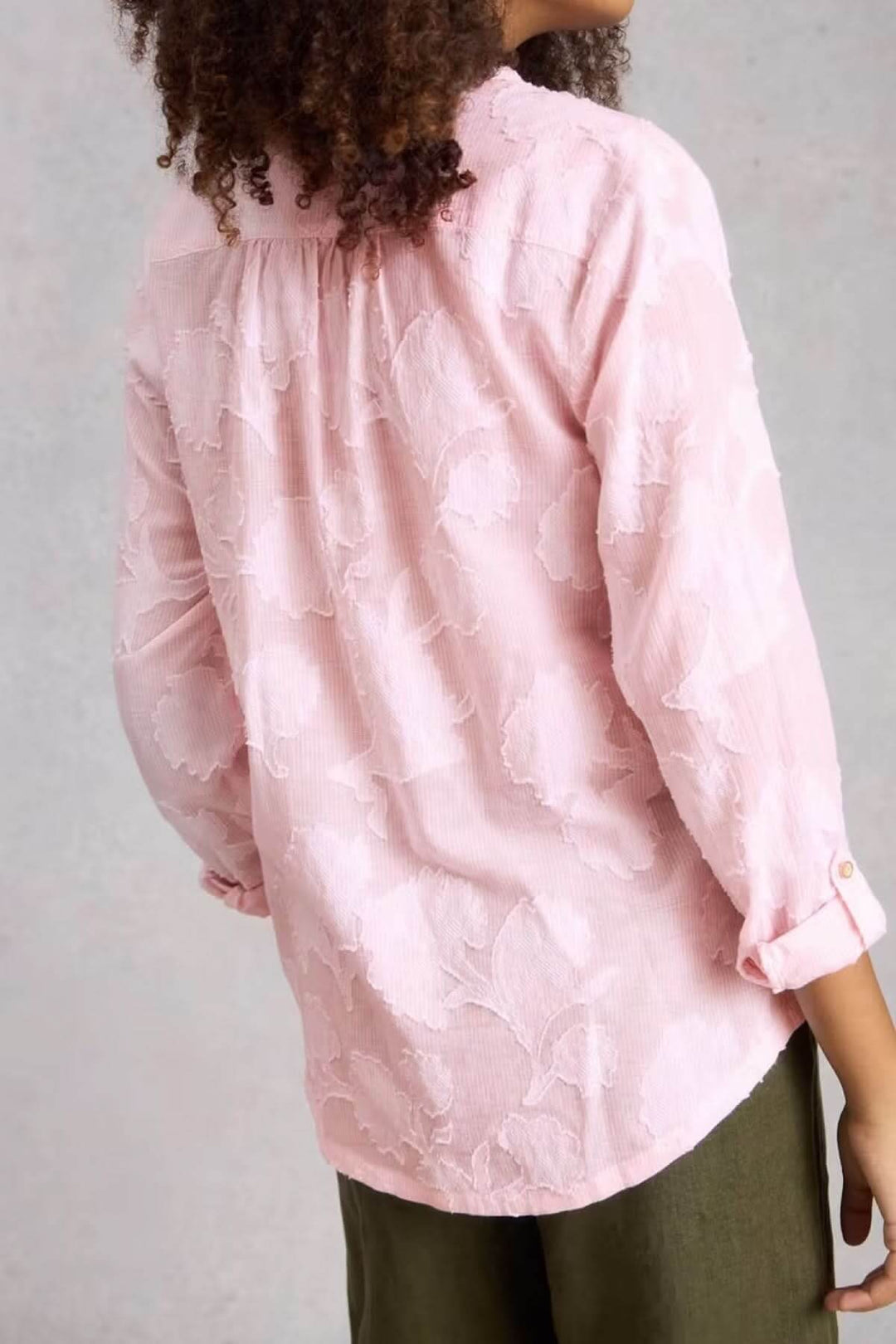 Chemise Sophie Jaquard rose avec motif subtil et manches longues vue de dos, vêtements pour un style décontracté ou habillé.