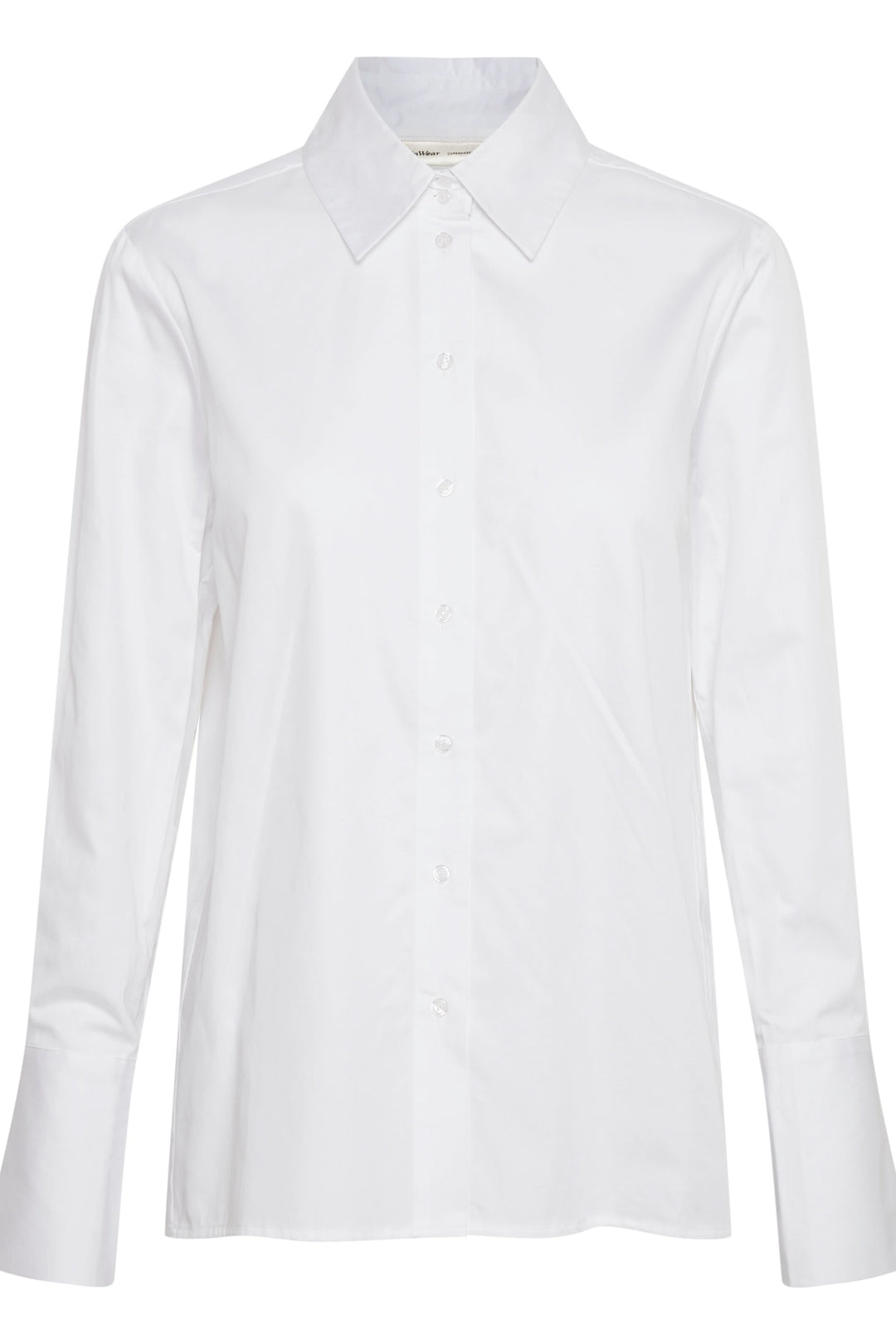 Chemise classique blanche à manches longues avec col traditionnel et boutons apparents.