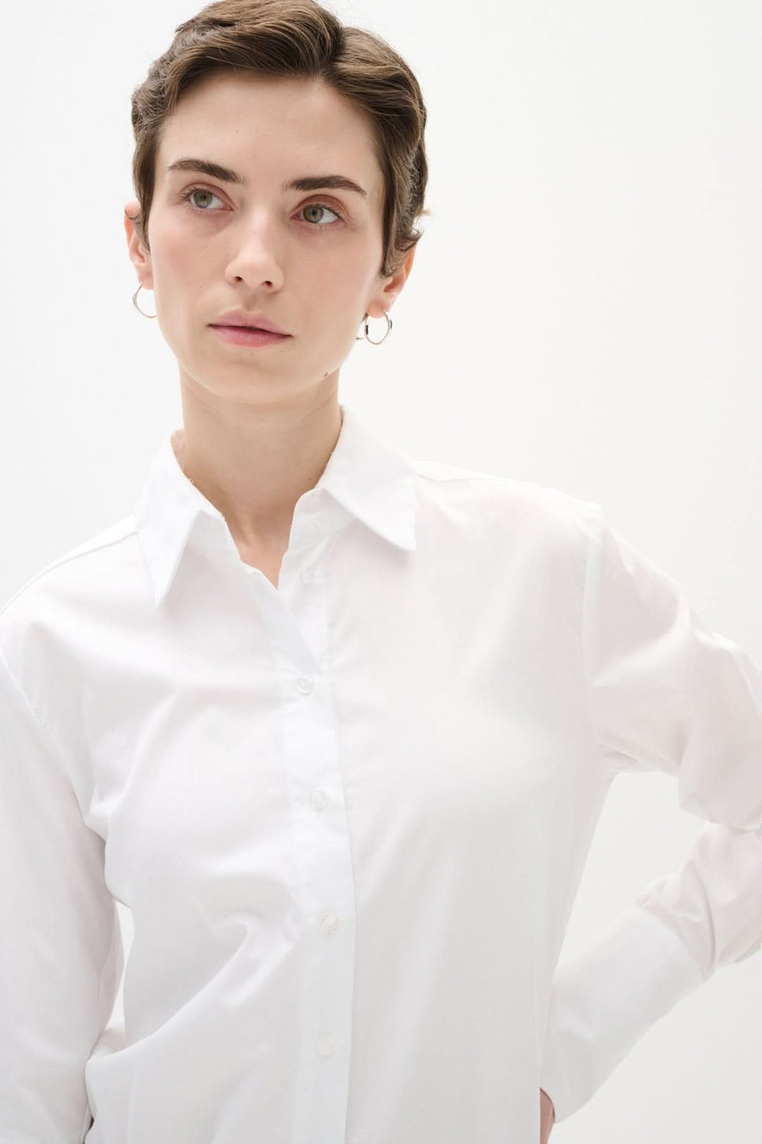 Chemise Vex blanche à manches longues avec col traditionnel, modèle féminin en coton.
