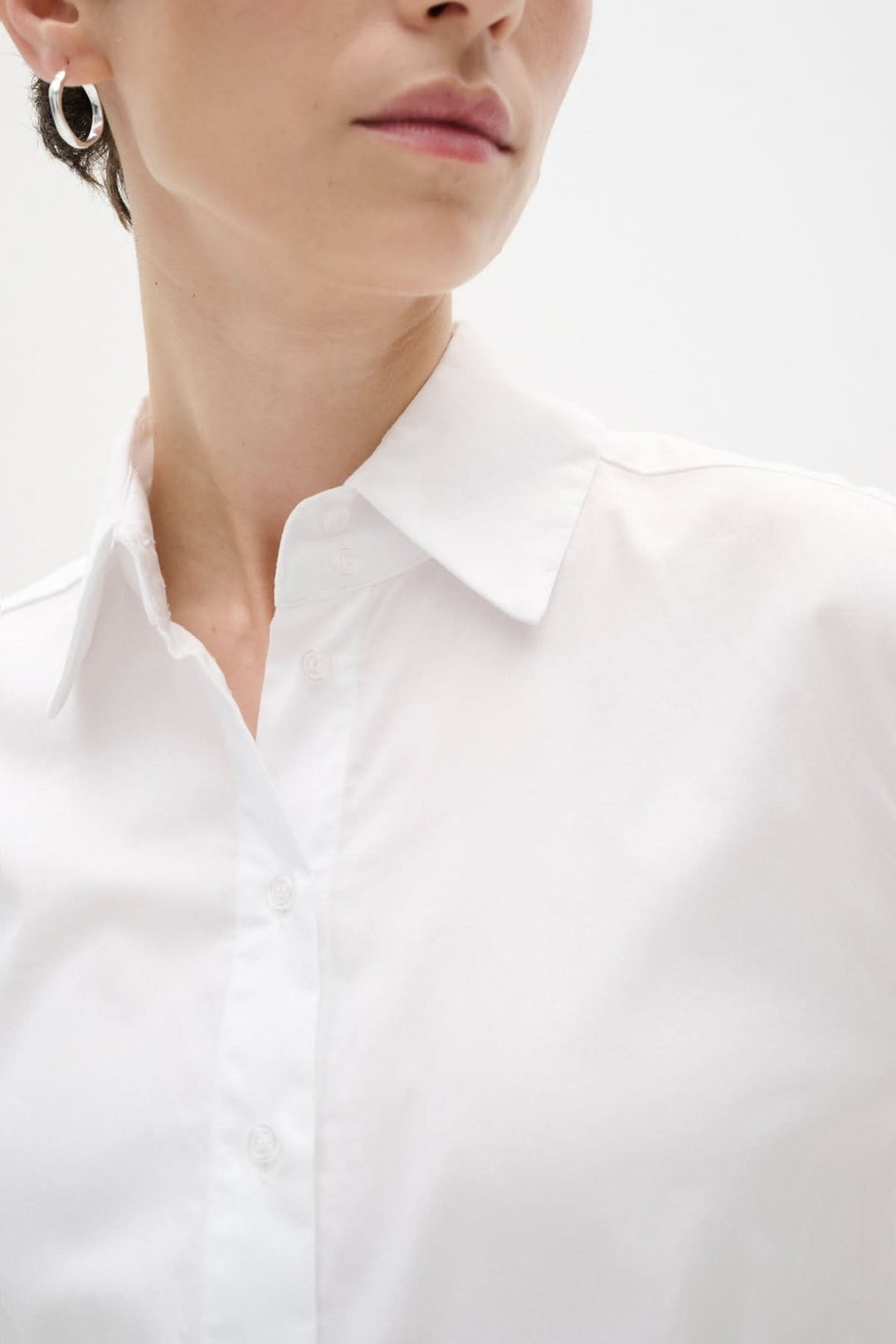 Chemise Vex en coton blanc avec col traditionnel et fermeture à boutons, modèle élégant.