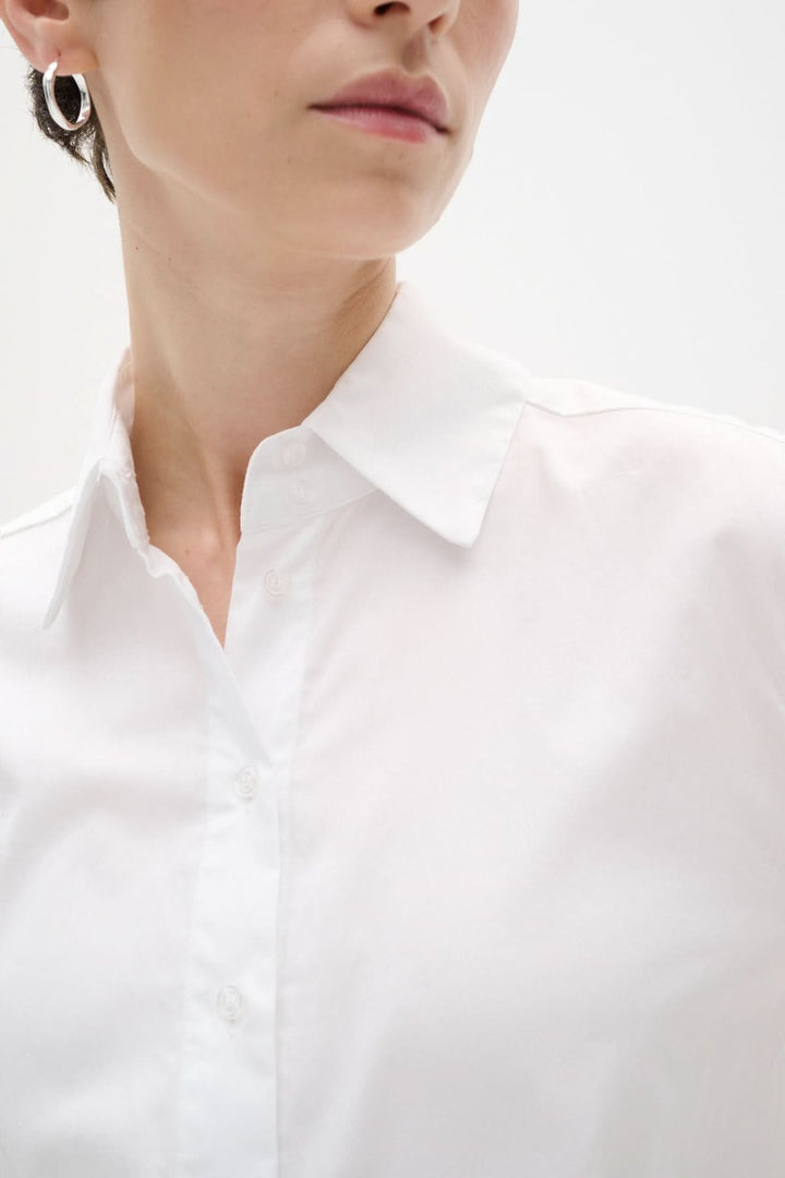 Chemise Vex en coton blanc avec col traditionnel et fermeture à boutons, modèle élégant.
