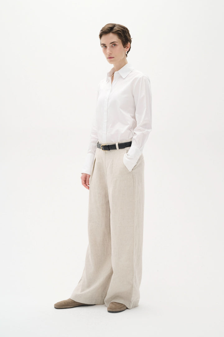 Chemise Vex en coton à manches longues, look élégant avec pantalon beige et mocassins.