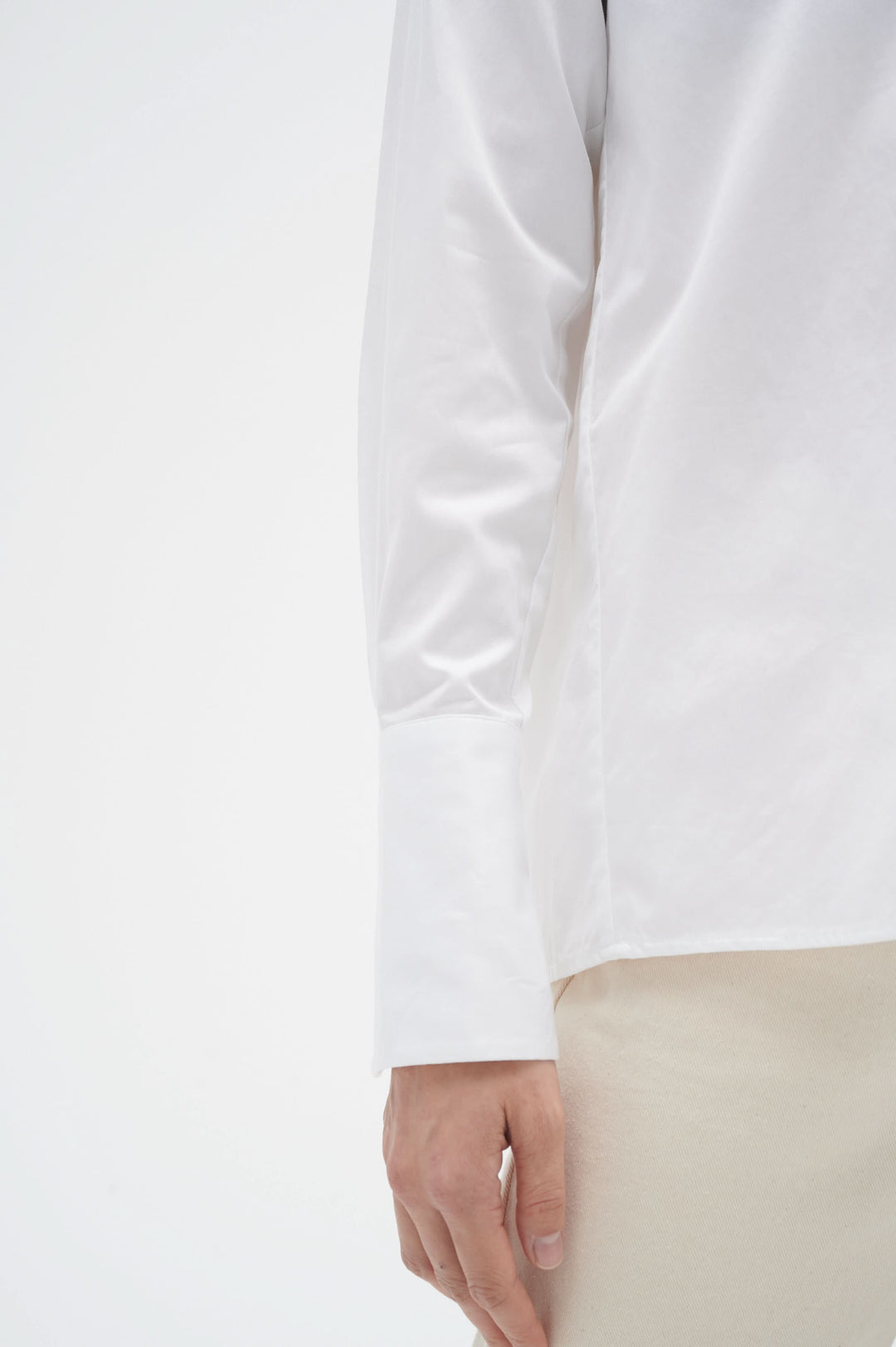 Détail de la chemise Vex en coton blanc, mettant en valeur le col traditionnel et les manches longues.