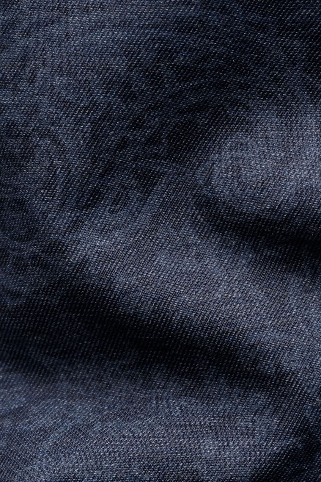 Motif paisley ton sur ton de la chemise ajustée à imprimé cachemire, tissu bleu sophistiqué pour un look élégant et formel.