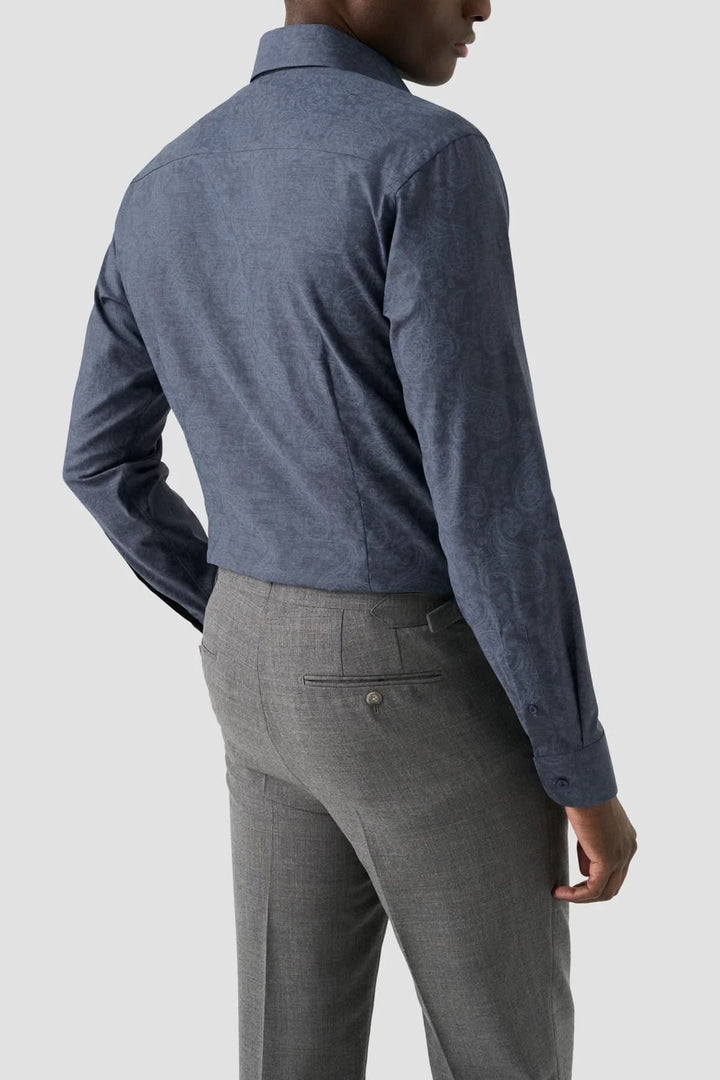 Chemise ajustée à imprimé cachemire bleue avec motif paisley, vue arrière, portée avec un pantalon gris pour un style distingué.