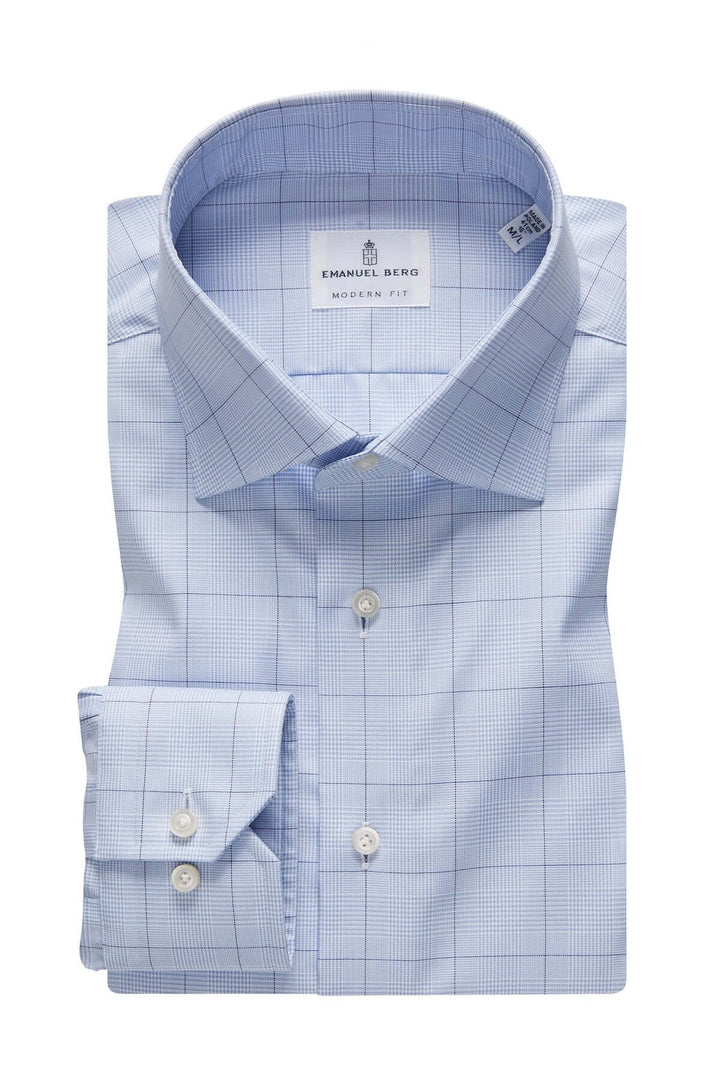 Chemise bleue à carreaux, col classique, tissu léger, idéale pour les occasions formelles.