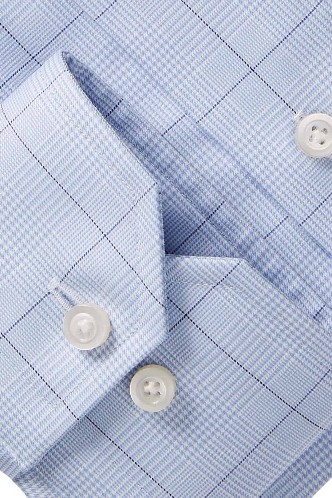 Détails raffinés d'une chemise en sergé avec motif à carreaux bleus et col contrastant.