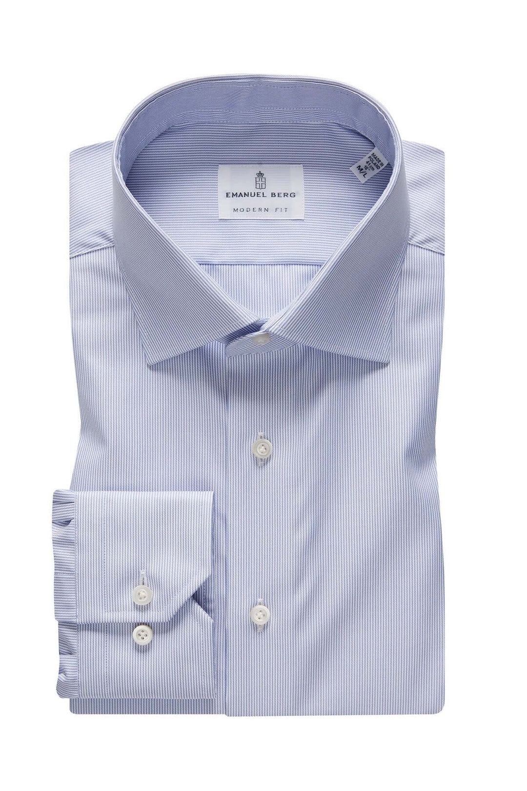 Chemise habillée avec légères rayures, col classique et poignets ajustables, élégante et moderne.