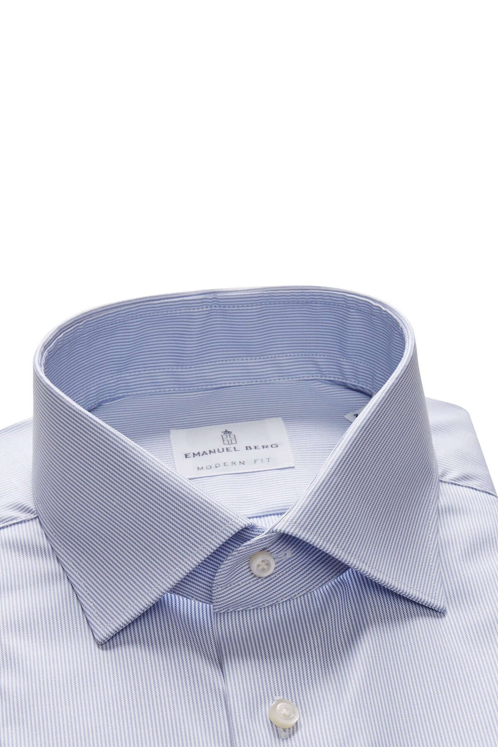 Chemise avec légères rayures, col classique à motif contrastant, élégante et moderne pour un look soigné.