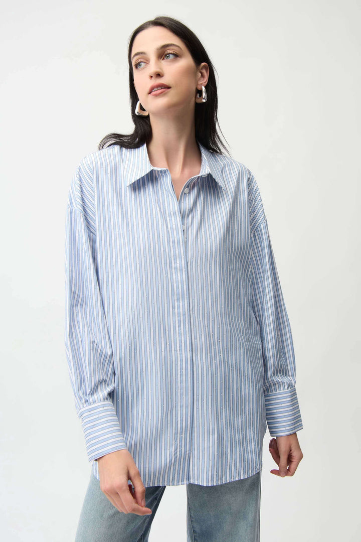 Chemise avec paillettes à fines rayures verticales et col classique, manches longues, coupe droite pour un look épuré.