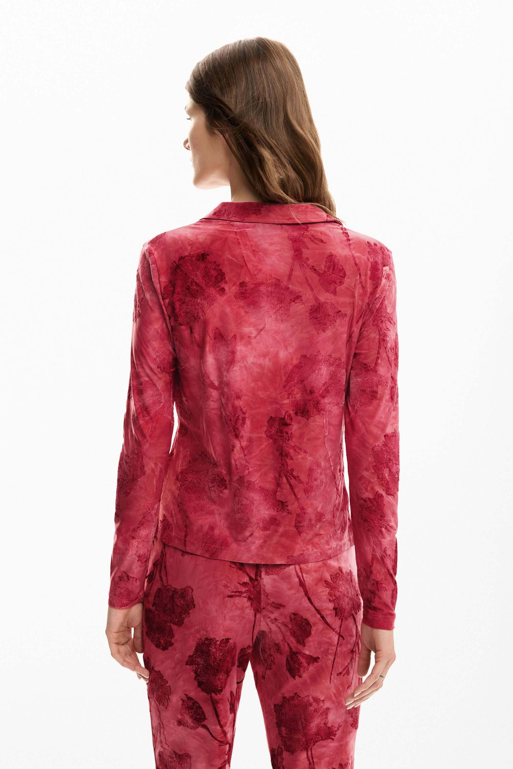 Vue de dos d'une chemise brodée avec fleurs, couleur rose, avec manches longues et coupe ajustée, portée par un modèle féminin.