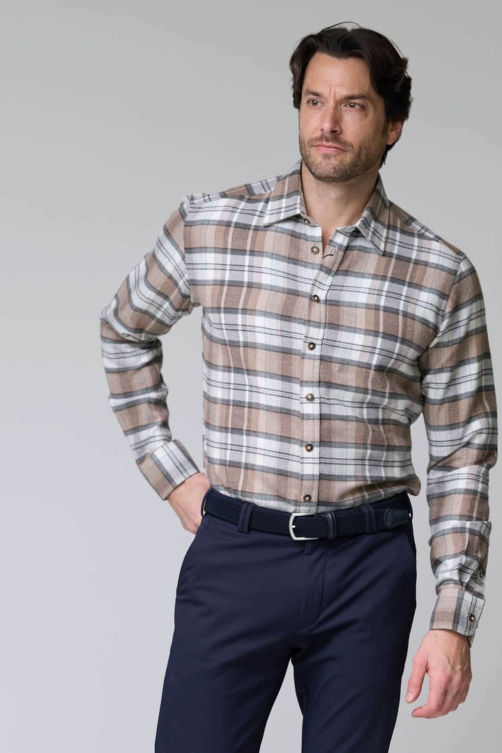 Homme portant une chemise à carreaux chevrons beige et gris, style décontracté élégant, flanelle douce idéale pour la saison froide.