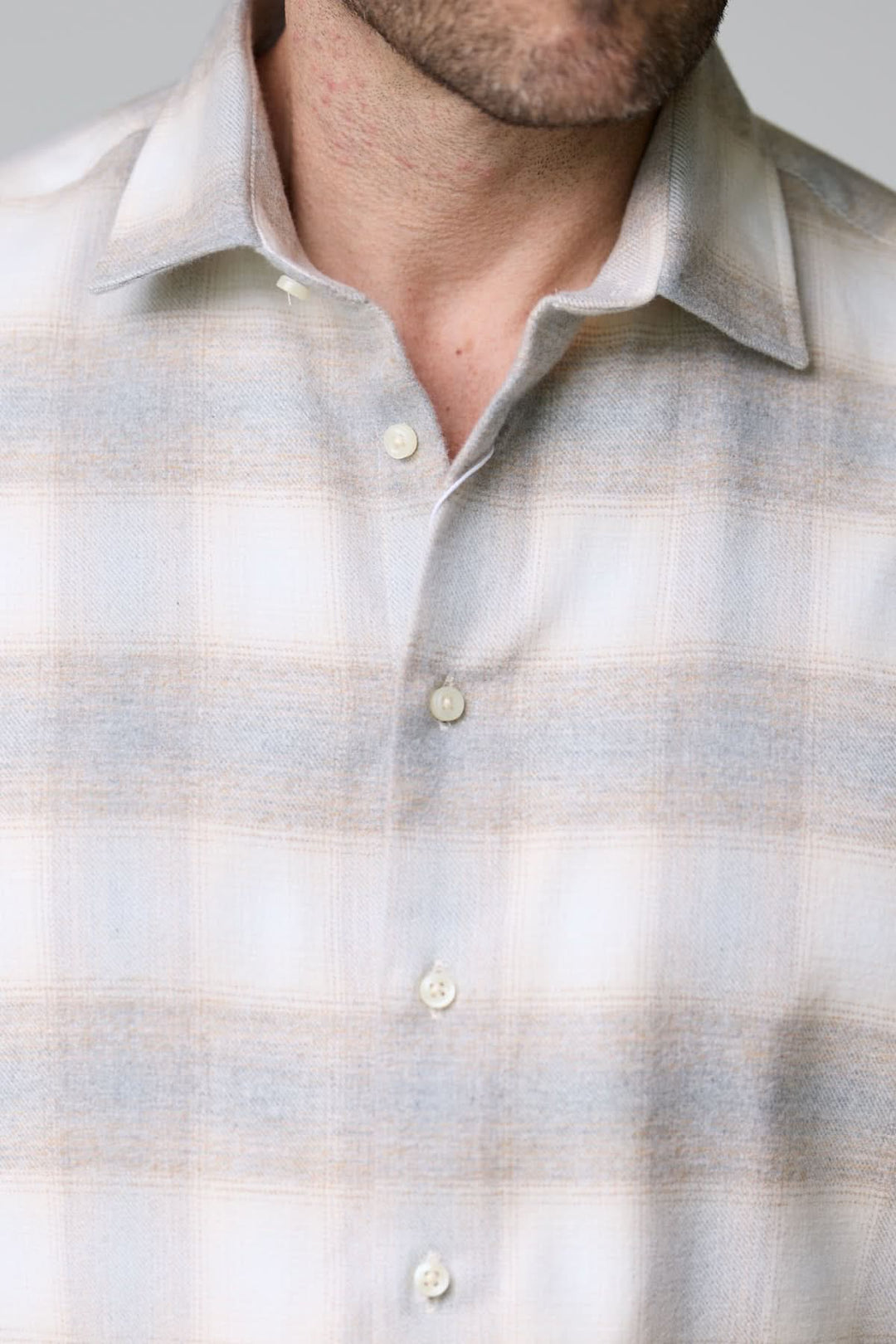 Chemise à carreaux doux en flanelle avec motif subtil et boutons nacrés