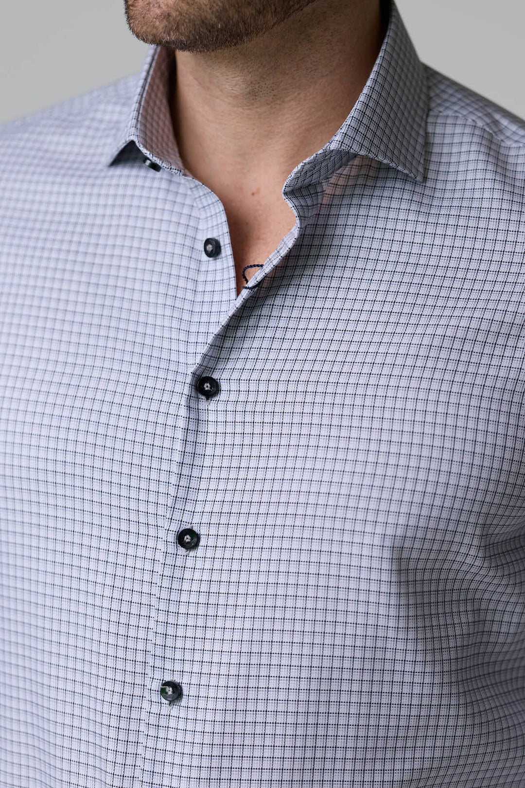 Chemise à carreaux fins pour un style professionnel et décontracté avec coupe ajustée, manches longues, tissu respirant.