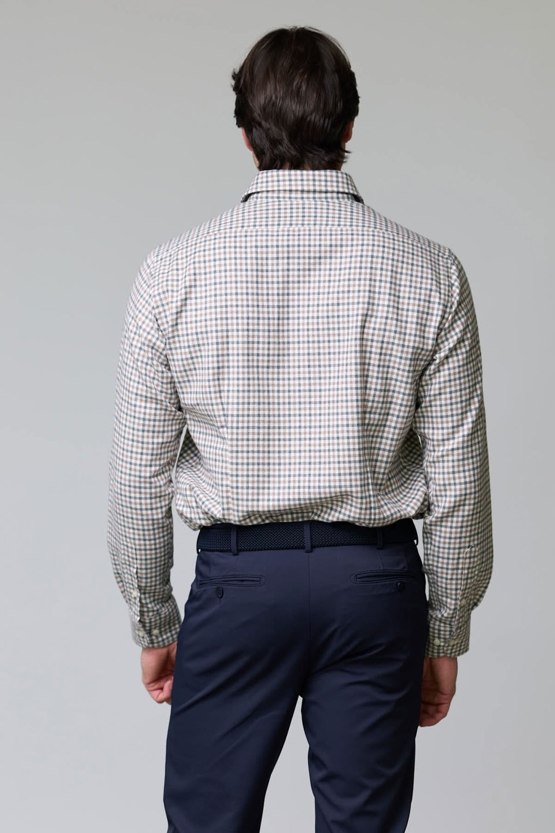 Homme portant une chemise à carreaux mini-vichy en flanelle, vue de dos, élégance et confort parfaits pour l&