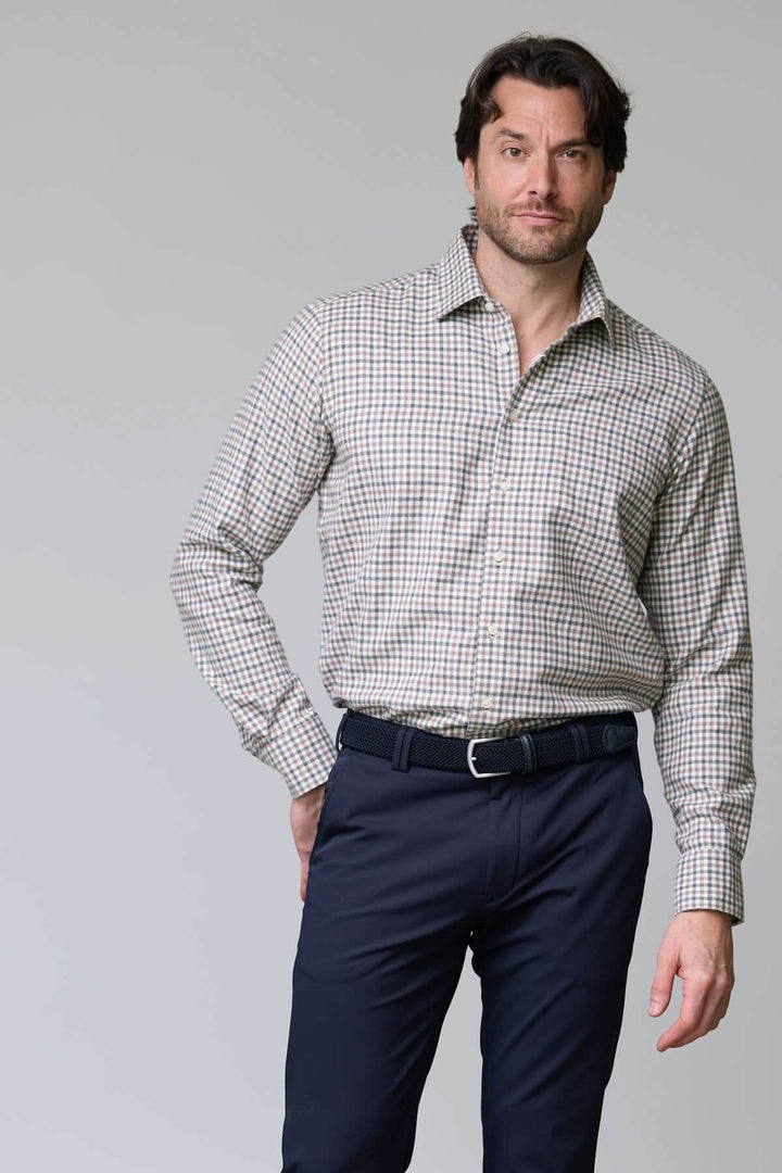 Homme portant une chemise à carreaux mini-vichy en flanelle avec col semi-rigide et boutons en nacre, accent sur élégance décontractée.