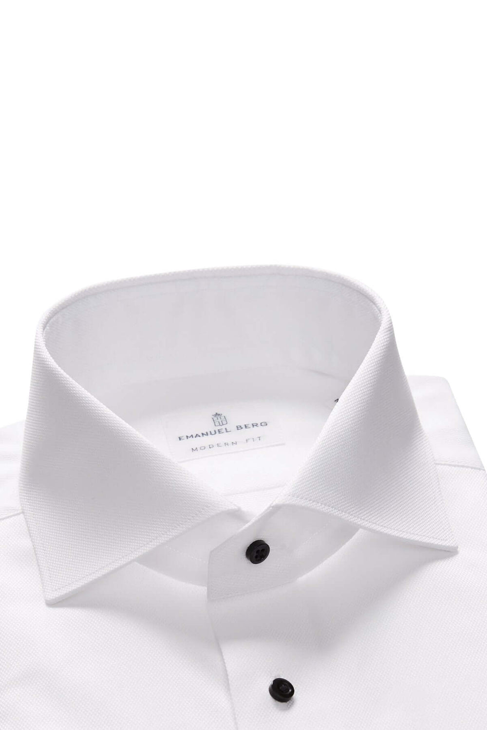 Chemise classique blanche avec col rigide et boutons noirs, idéale pour occasions habillées.