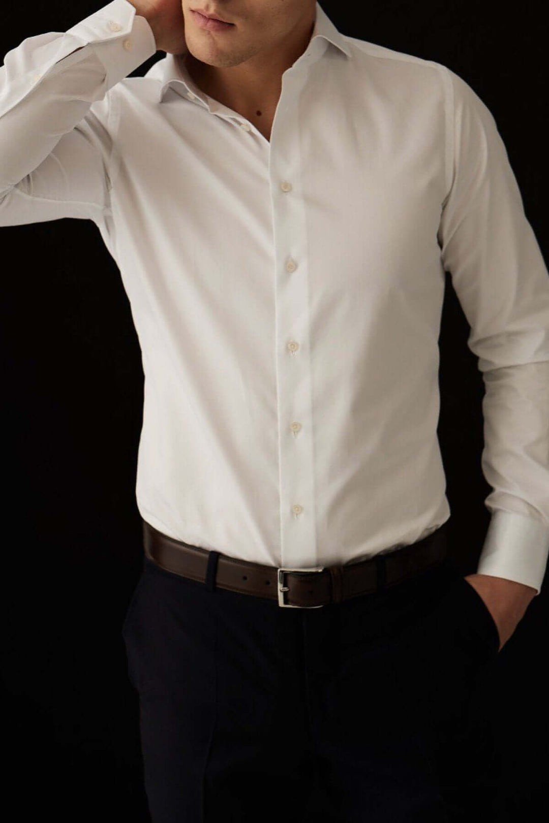 Chemise col Harvard élégante, coupe moderne, tissu en twill de coton, idéale pour un usage professionnel.