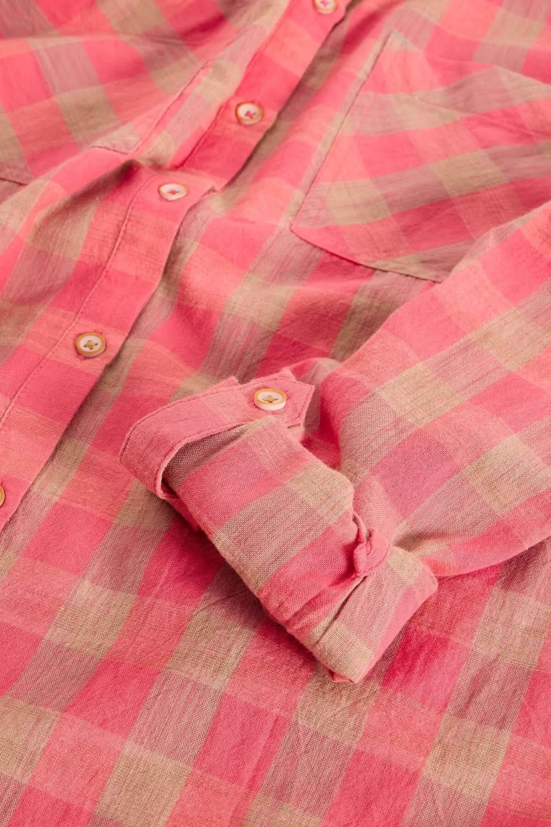 Chemise à col à carreaux Sophie rouge et beige, motif et texture.