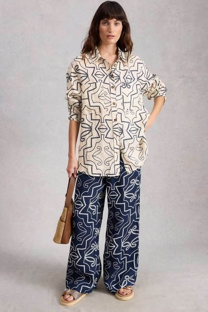 Chemise à col en lin Lydia, silhouette fluide, motif graphique, polyvalente, ouverte ou boutonnée, manches longues avec poignets.