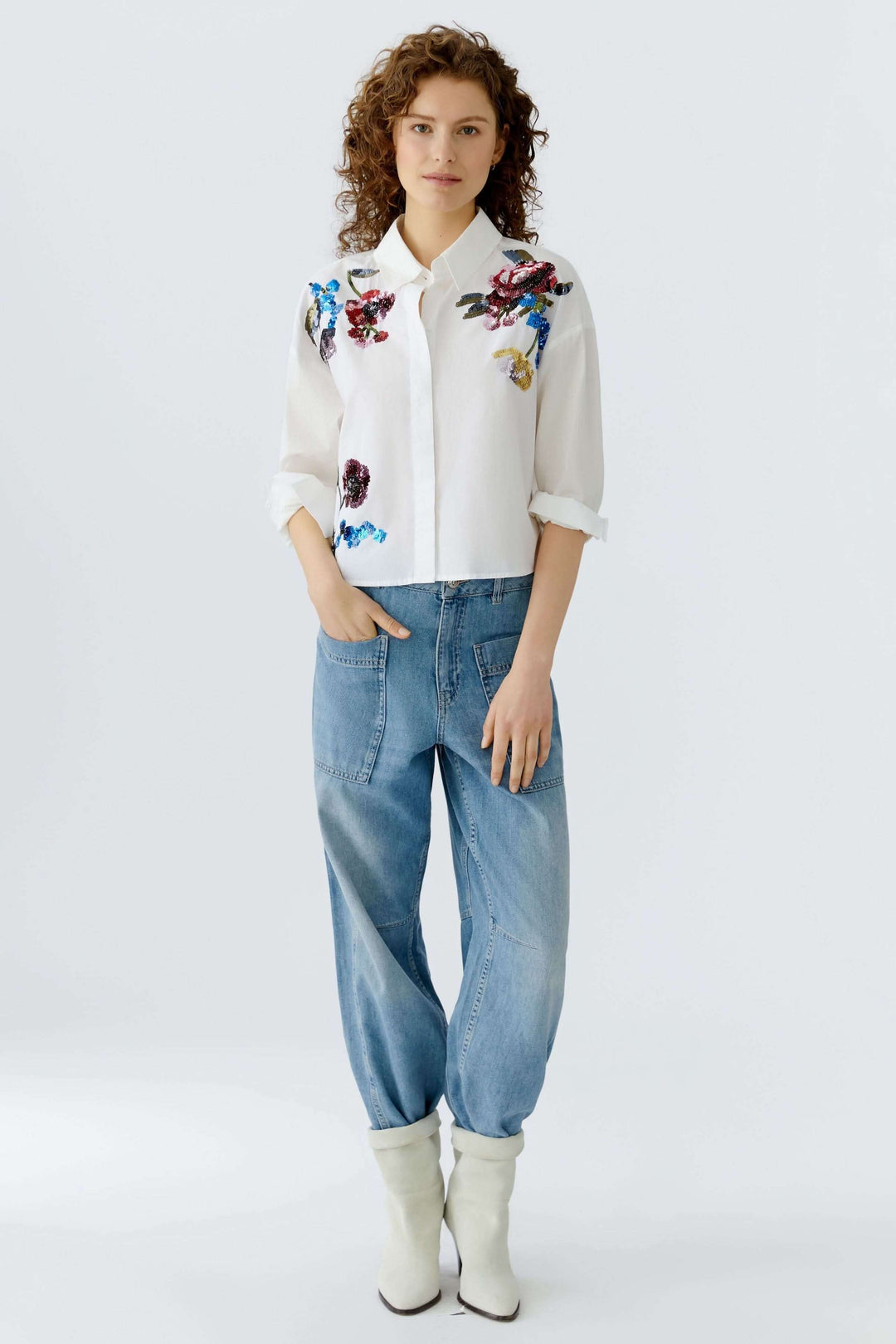 Chemise coupe moderne avec broderies florales, élégante et décontractée pour un look du quotidien.