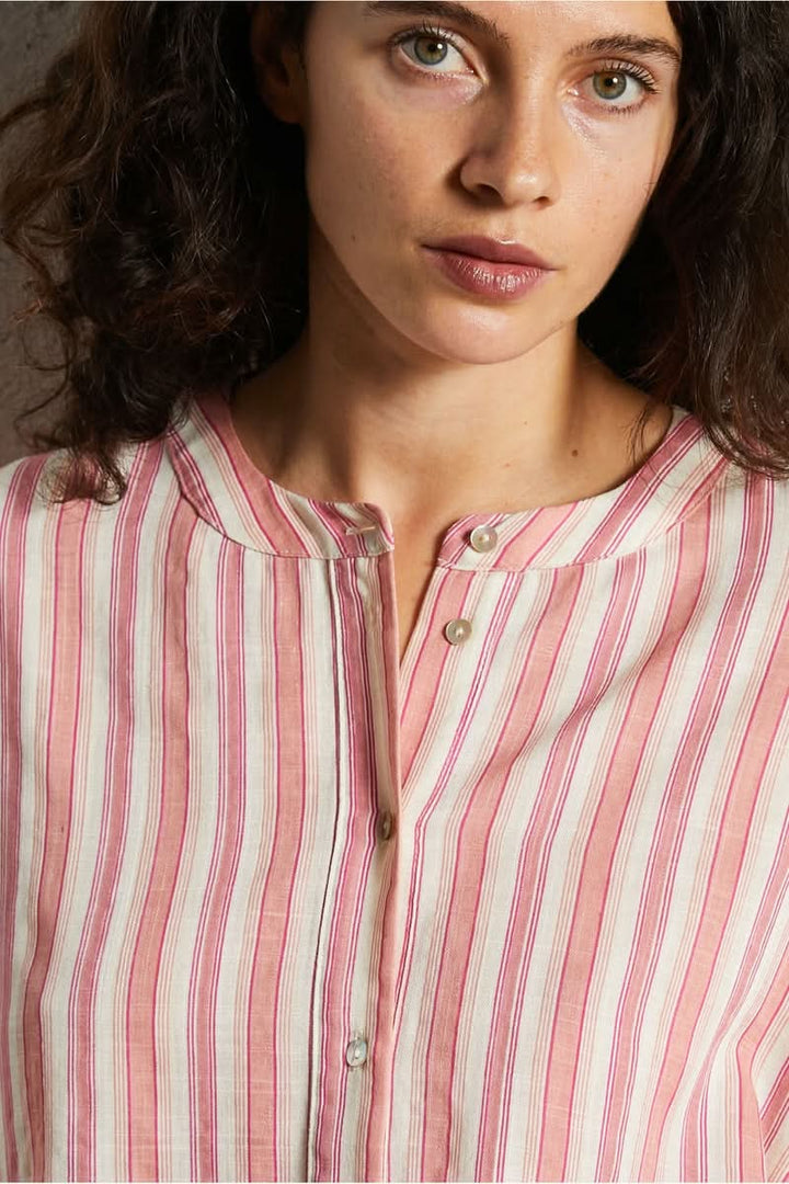 Chemise design épuré à rayures roses et blanches