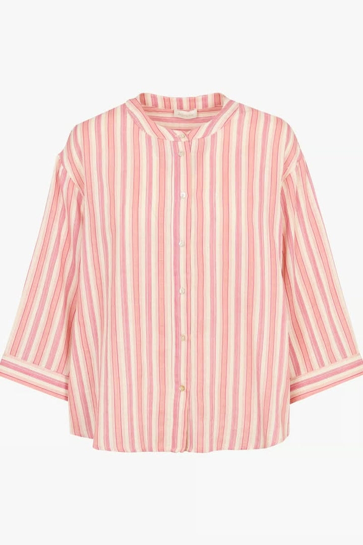 Chemise design épuré à rayures roses, coupe droite et manches longues, idéale pour un look moderne et raffiné au bureau ou détente.