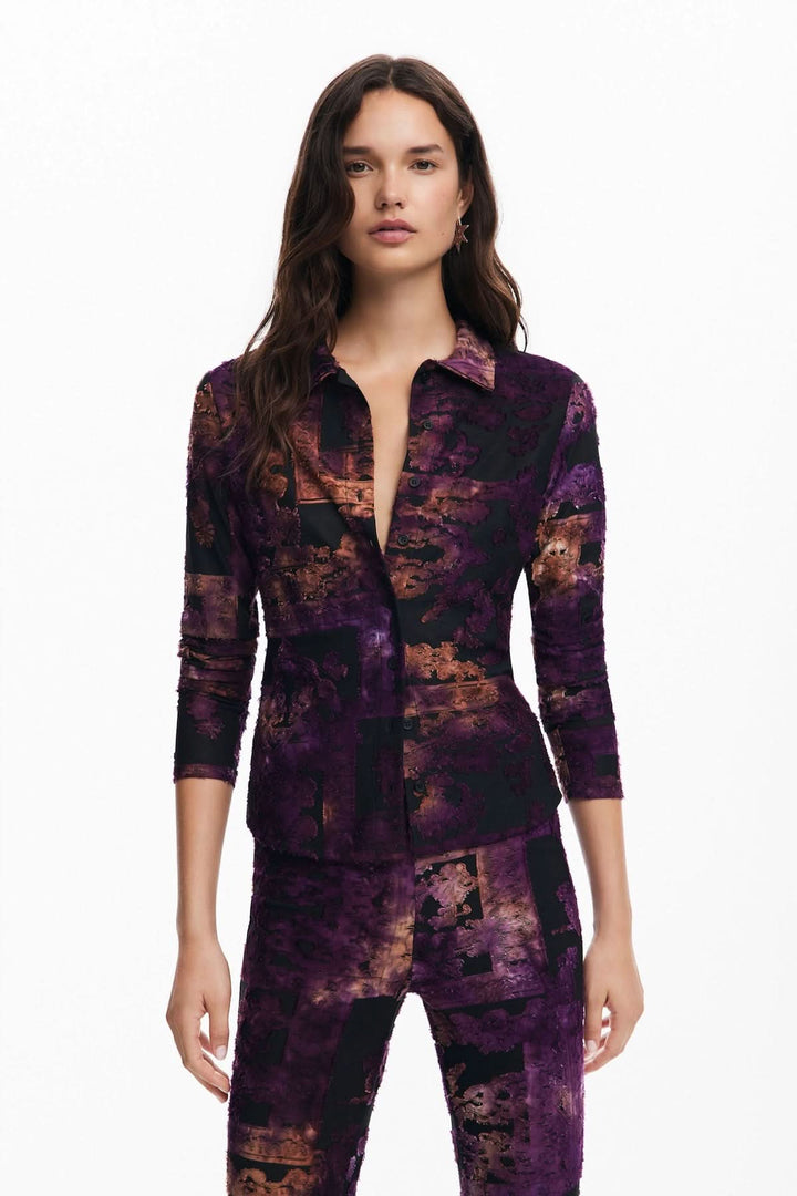Chemise délavée à manches longues avec col classique, imprimé moderne en dégradé de violet et coupe ajustée.