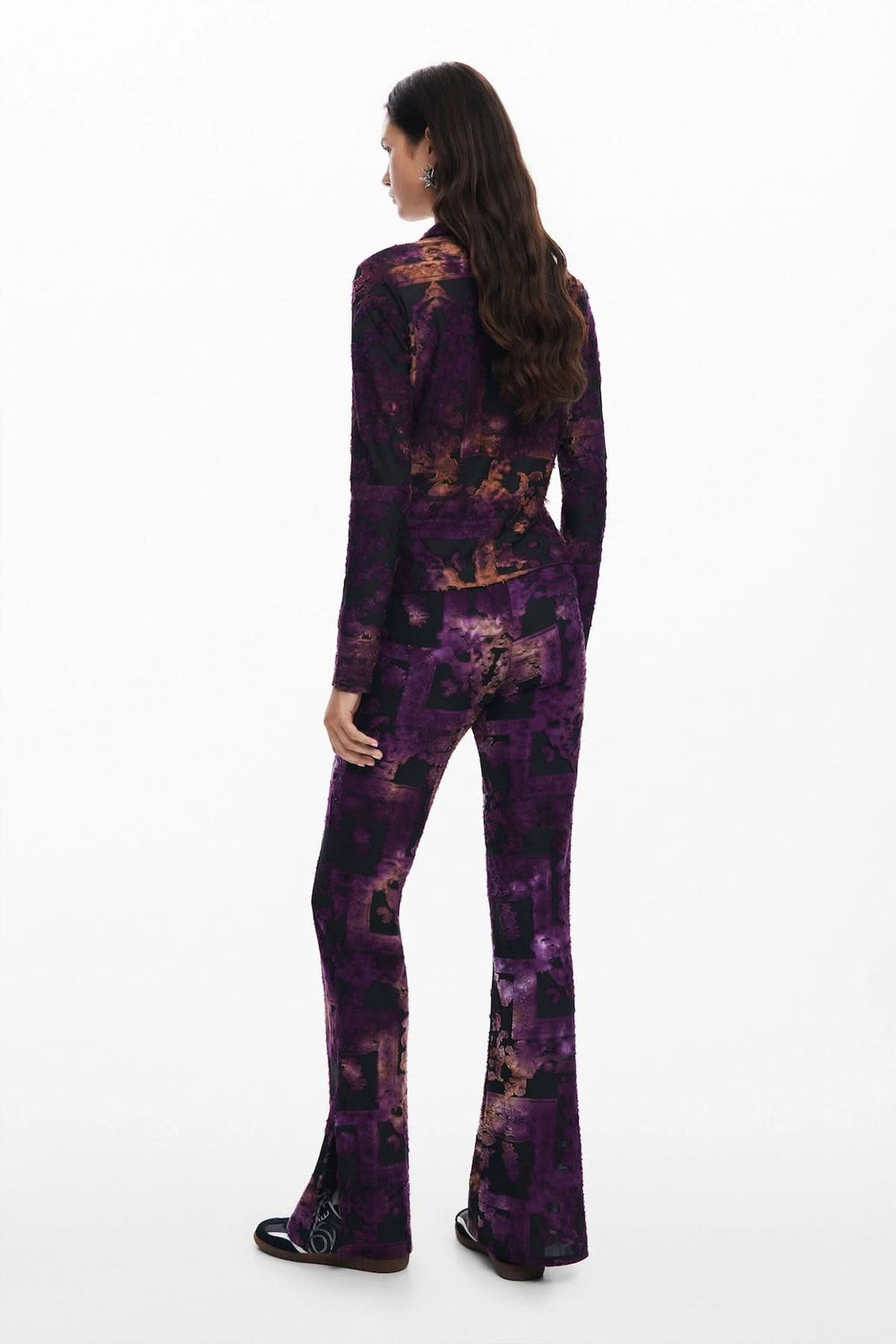 Femme portant un ensemble long à motifs violets, vue de dos, style moderne et élégant, adapté pour diverses occasions.
