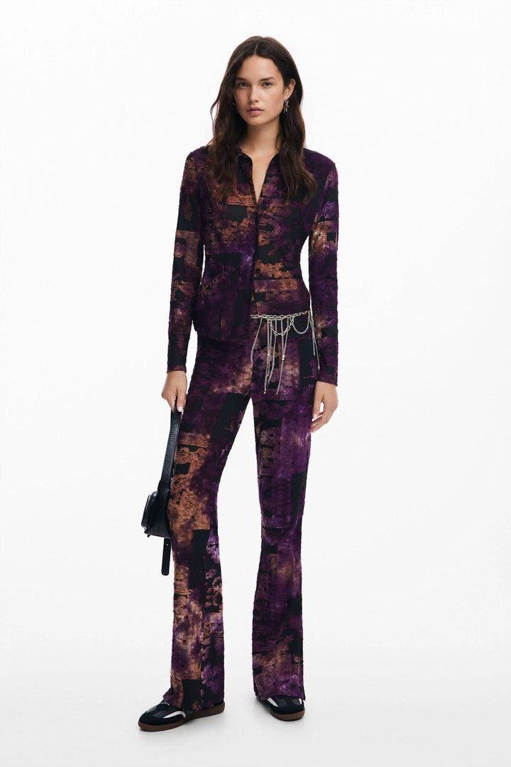 Chemise délavée à manches longues avec imprimé moderne, parfaite pour un look élégant au bureau ou en sortie.