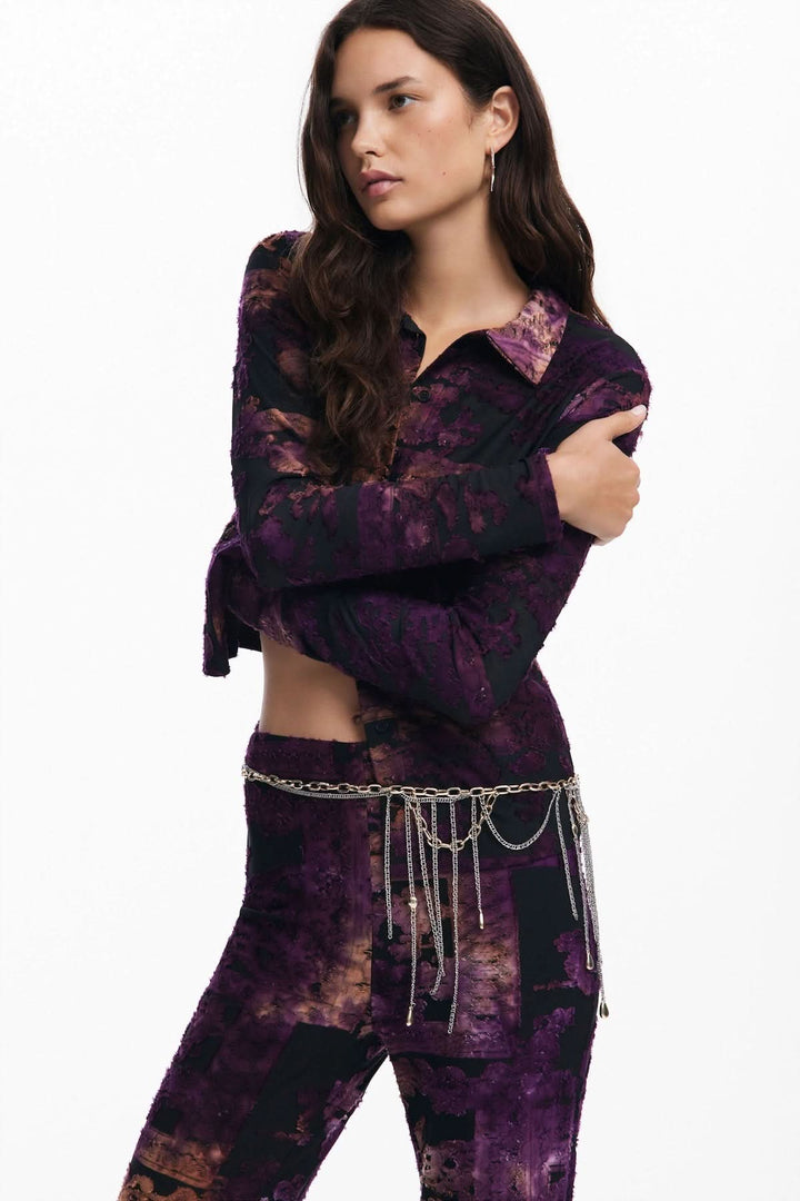 Chemise délavée à manches longues avec imprimé unique, associée à un pantalon pour un look moderne et élégant.