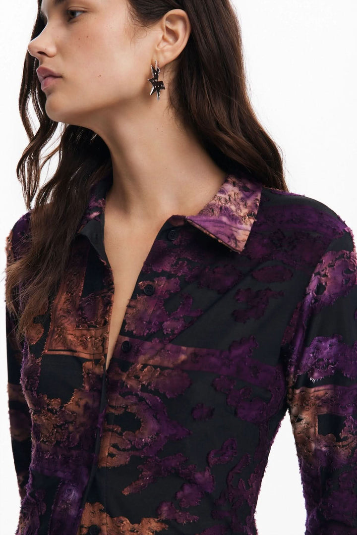 Chemise délavée à manches longues avec col classique et imprimé moderne, idéale pour un look soigné.