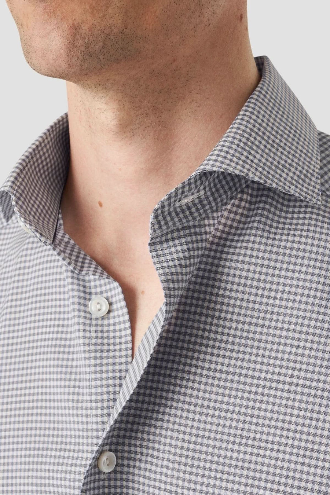Chemise en laine mérinos à micro-carreaux, col ouvert, boutons en nacre, élégante et respirante.