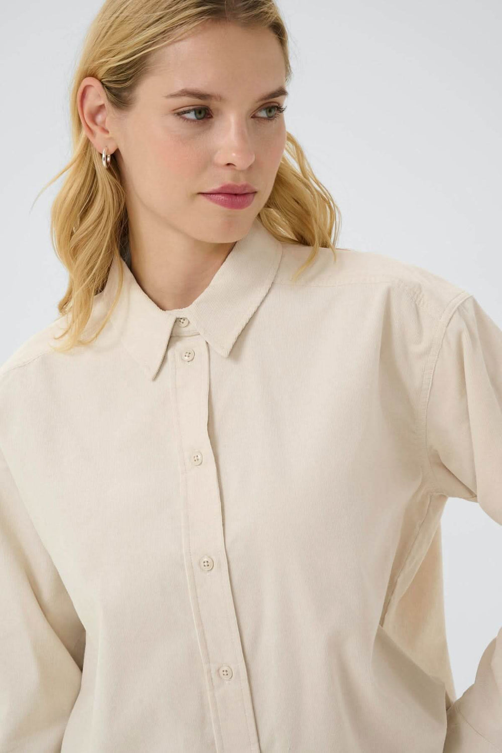 Chemise en corduroy fin Savannas portée par mannequin, élégance intemporelle