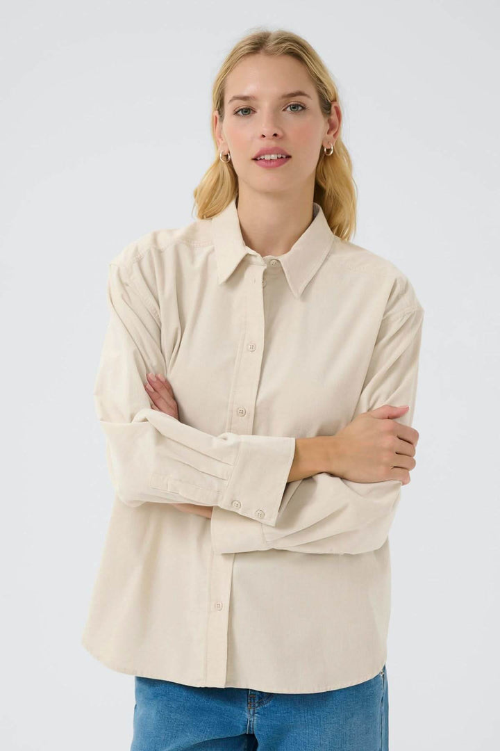 Femme portant la chemise en corduroy fin Savannas, coupe décontractée et col classique.