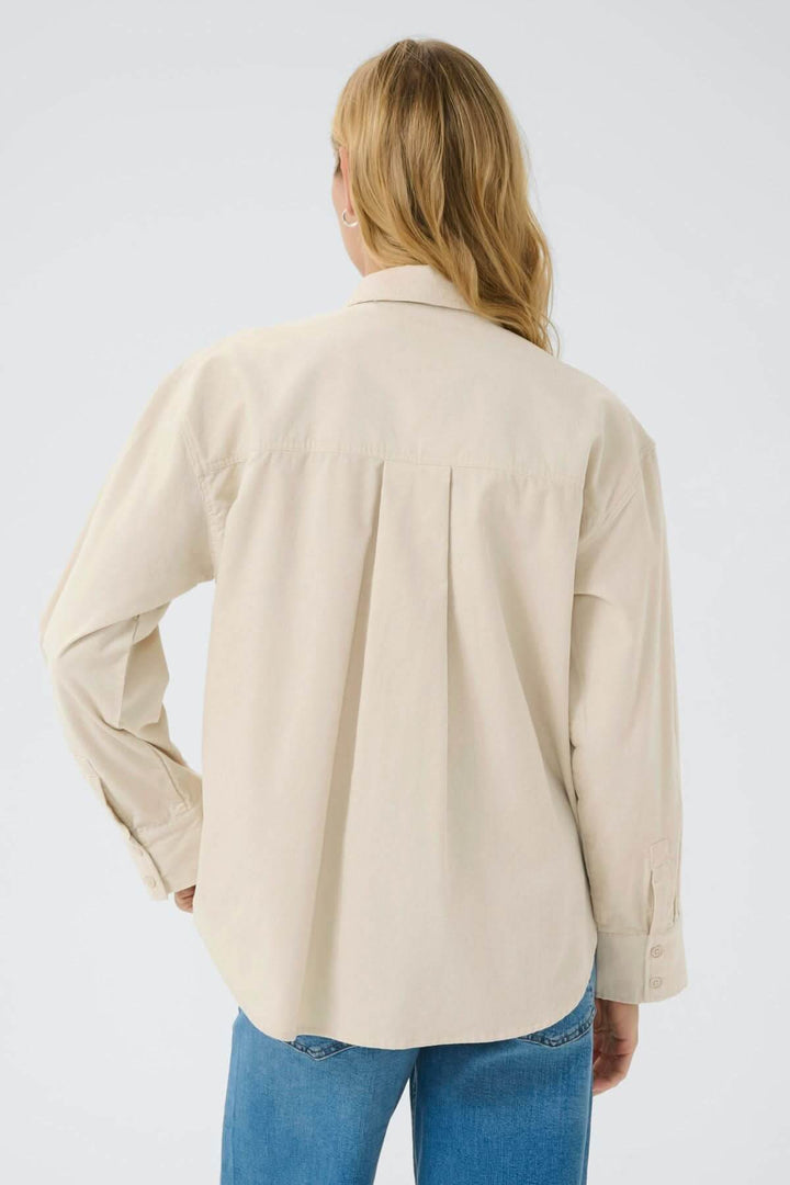 Chemise en corduroy fin Savannas vue de dos, portée avec un jean pour une allure décontractée et élégante.