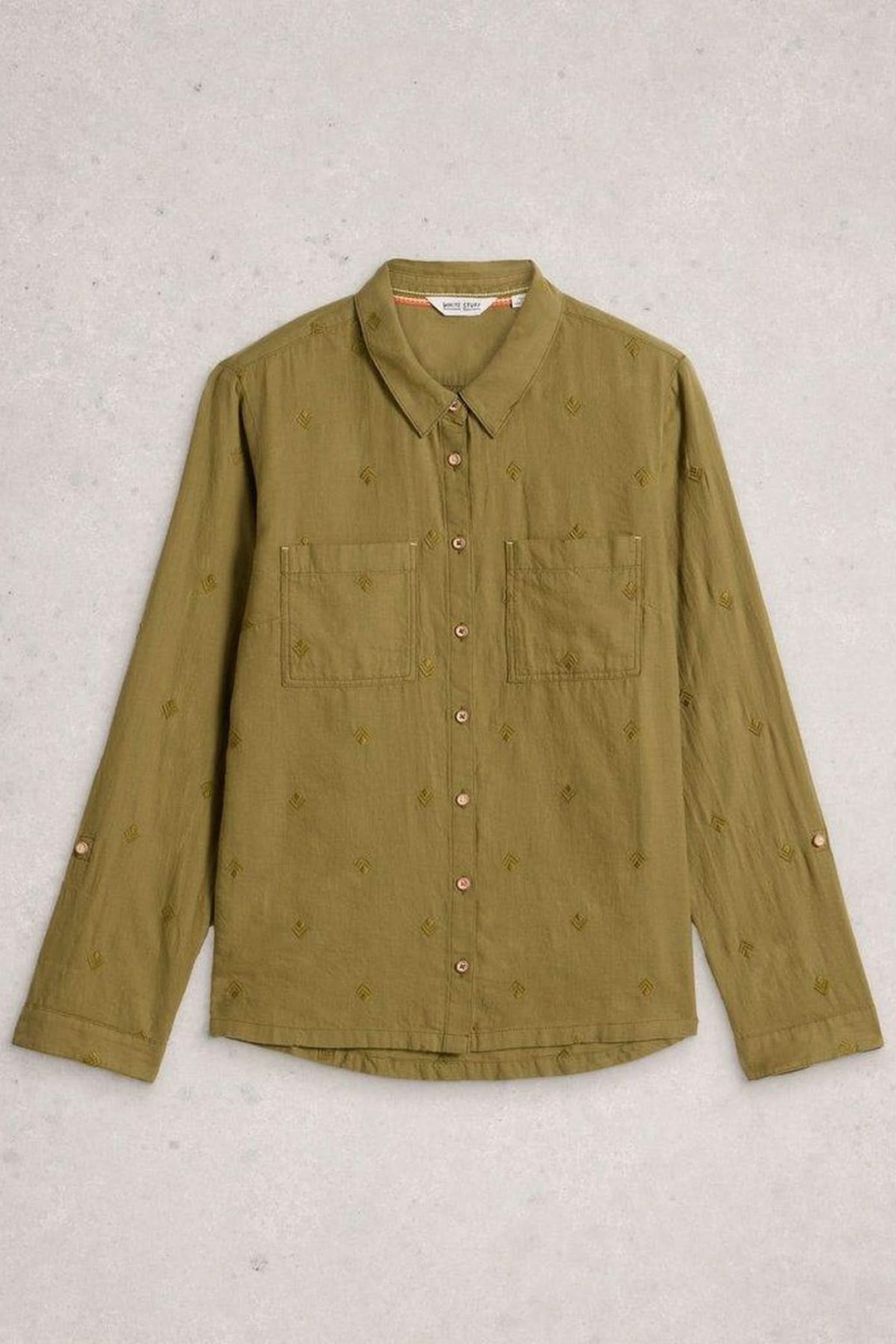 Chemise en coton manches retroussables avec col classique et poches poitrine, couleur kaki, ourlet arrondi, tissu léger et respirant.