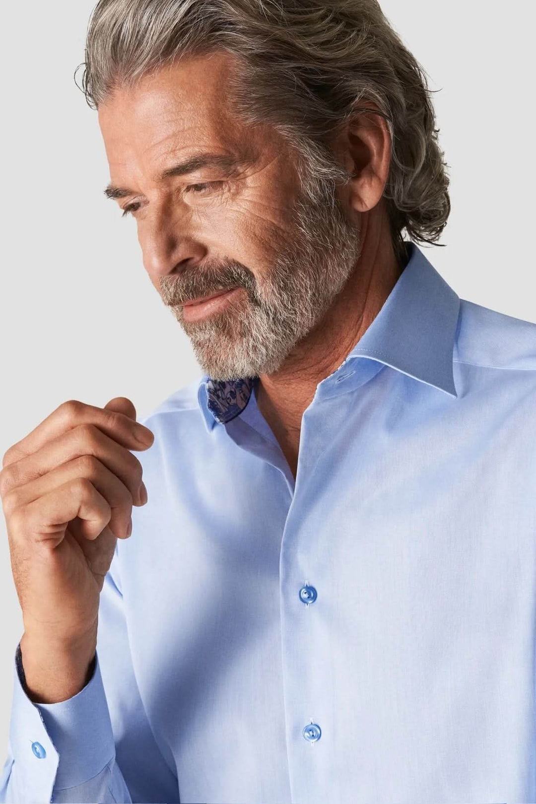 Chemise en coton signature à col italien, élégance et confort pour tenues professionnelles, homme portant une chemise bleue avec col italien.