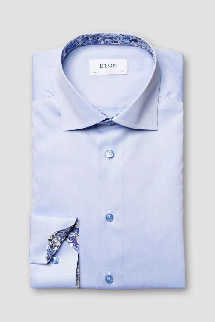 Chemise en coton signature à col italien, élégante et ajustée, en coton doux, idéale pour tenues professionnelles ou occasions habillées.