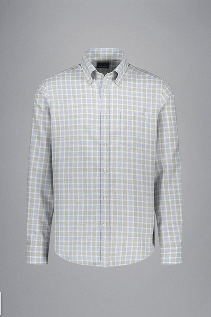 Chemise en flanelle à carreaux bleu pâle et gris, douce et chaude, idéale pour un style hivernal lumineux.