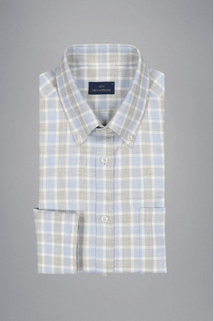 Chemise en flanelle à carreaux bleu pâle et gris avec col boutonné et texture douce, idéale pour l&