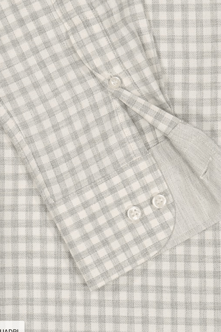 Chemise en flanelle à carreaux fins en tissu flanelle doux pour une élégance moderne et confortable.