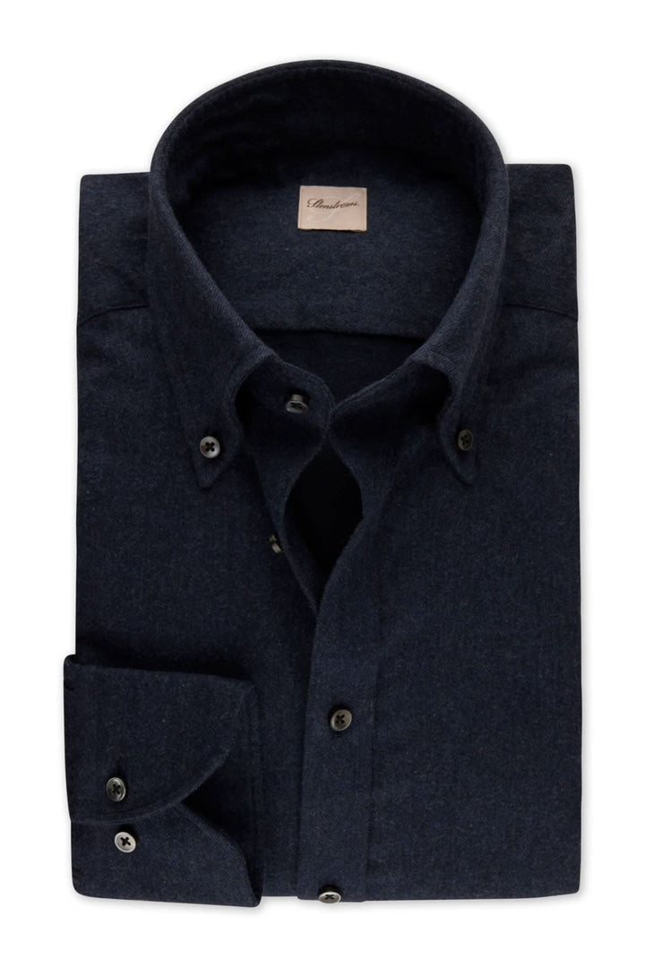 Chemise en flanelle coton à col boutonné élégante avec boutons en nacre, idéale avec un pantalon en laine ou un jean brut.