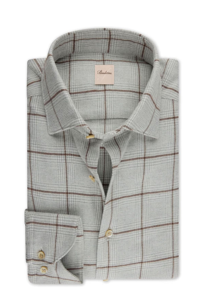 Chemise en flanelle grise à carreaux avec col cutaway modéré et boutons en nacre, idéale pour confort et élégance.