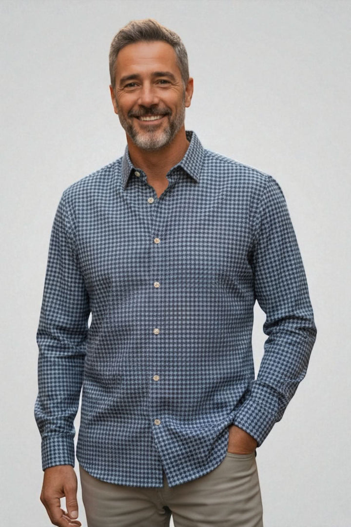 Homme portant une chemise en flanelle à motif pied-de-poule avec boutons en nacre et col cut away, style élégant.