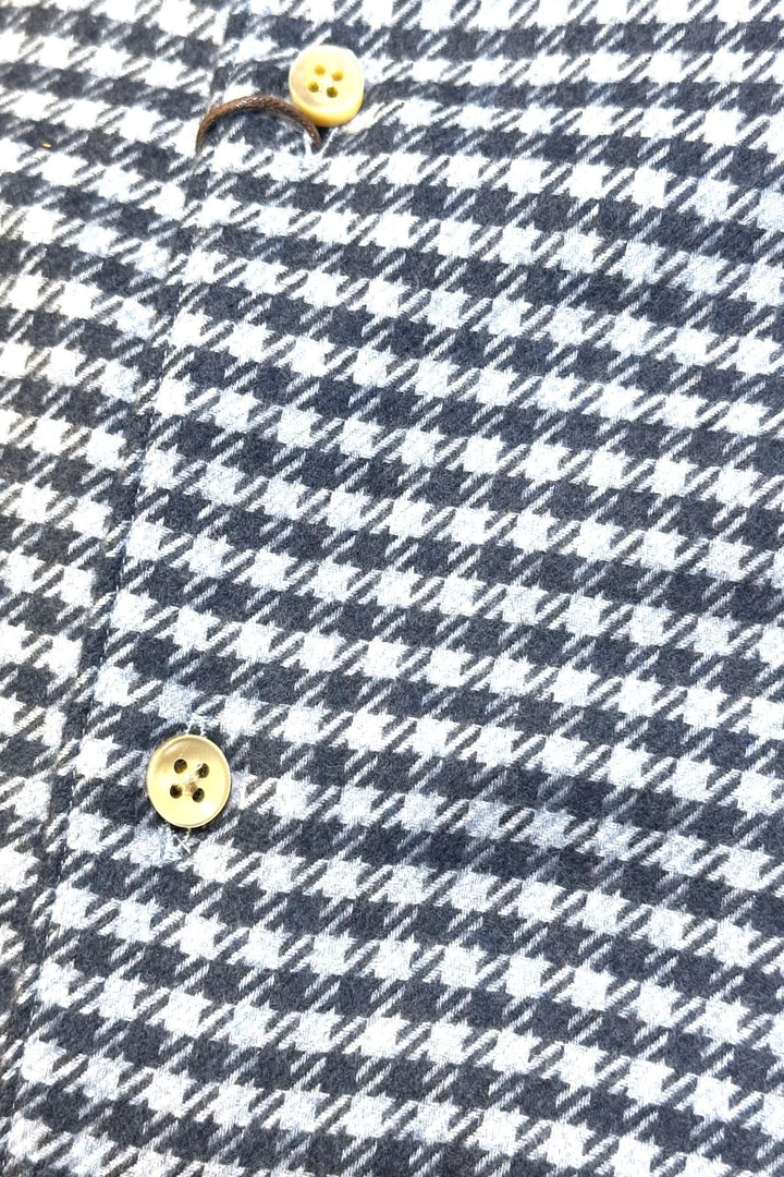 Chemise en flanelle à motif pied-de-poule avec boutons en nacre, gros plan sur tissu et boutons