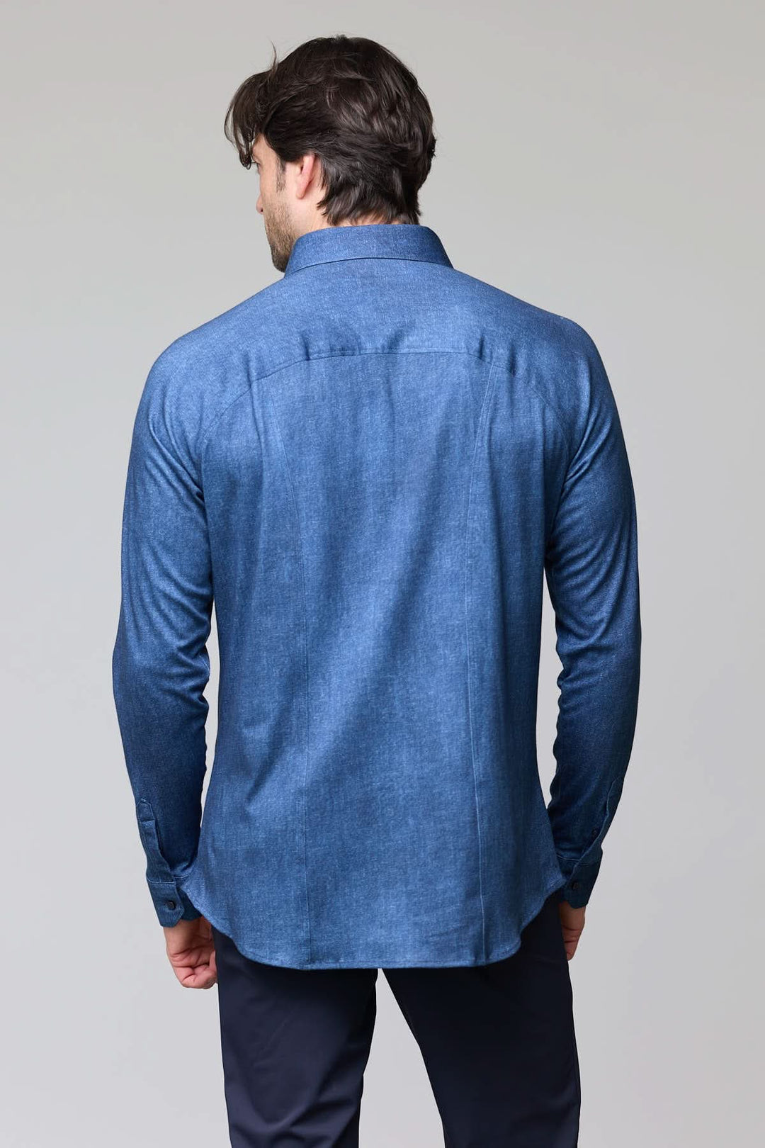 Homme portant chemise en jersey extensible bleue, vue de dos.